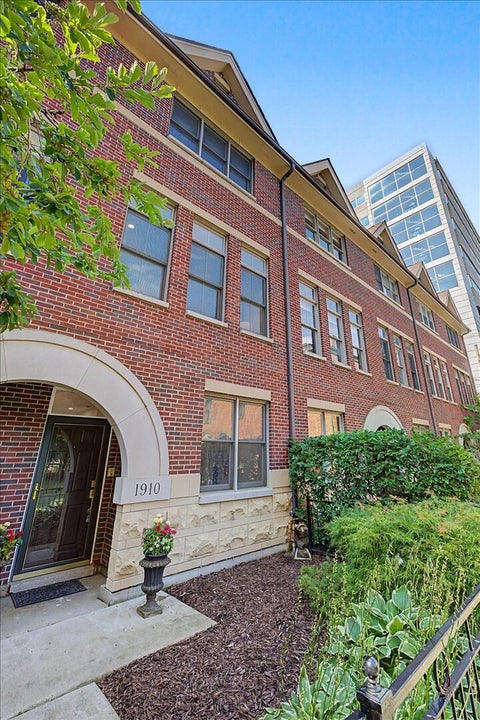 Photo of 1910 S Prairie Avenue, Chicago, IL 60616 (MLS # 12720248)