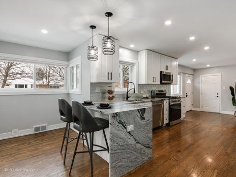 Tiny photo for 7225 N East Prairie Road, Lincolnwood, IL 60712 (MLS # 12550490)