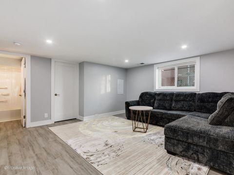 Tiny photo for 7225 N East Prairie Road, Lincolnwood, IL 60712 (MLS # 12550490)