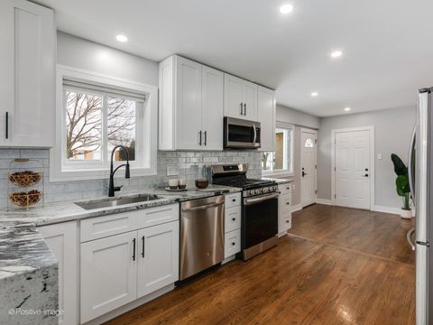 Tiny photo for 7225 N East Prairie Road, Lincolnwood, IL 60712 (MLS # 12550490)