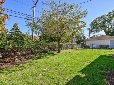 Tiny photo for 7225 N East Prairie Road, Lincolnwood, IL 60712 (MLS # 12550490)