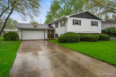 Photo of 244 Arapahoe Trail, Carol Stream, IL 60188 (MLS # 12628090)