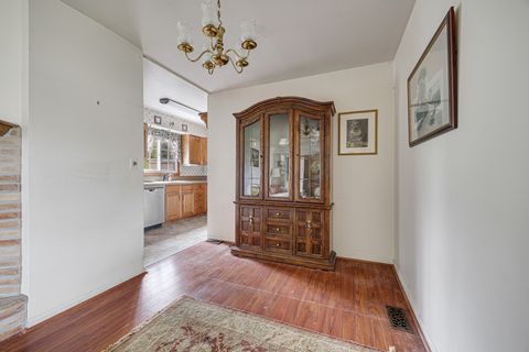 Tiny photo for 33 Walpole Road, Elk Grove Village, IL 60007 (MLS # 12629092)