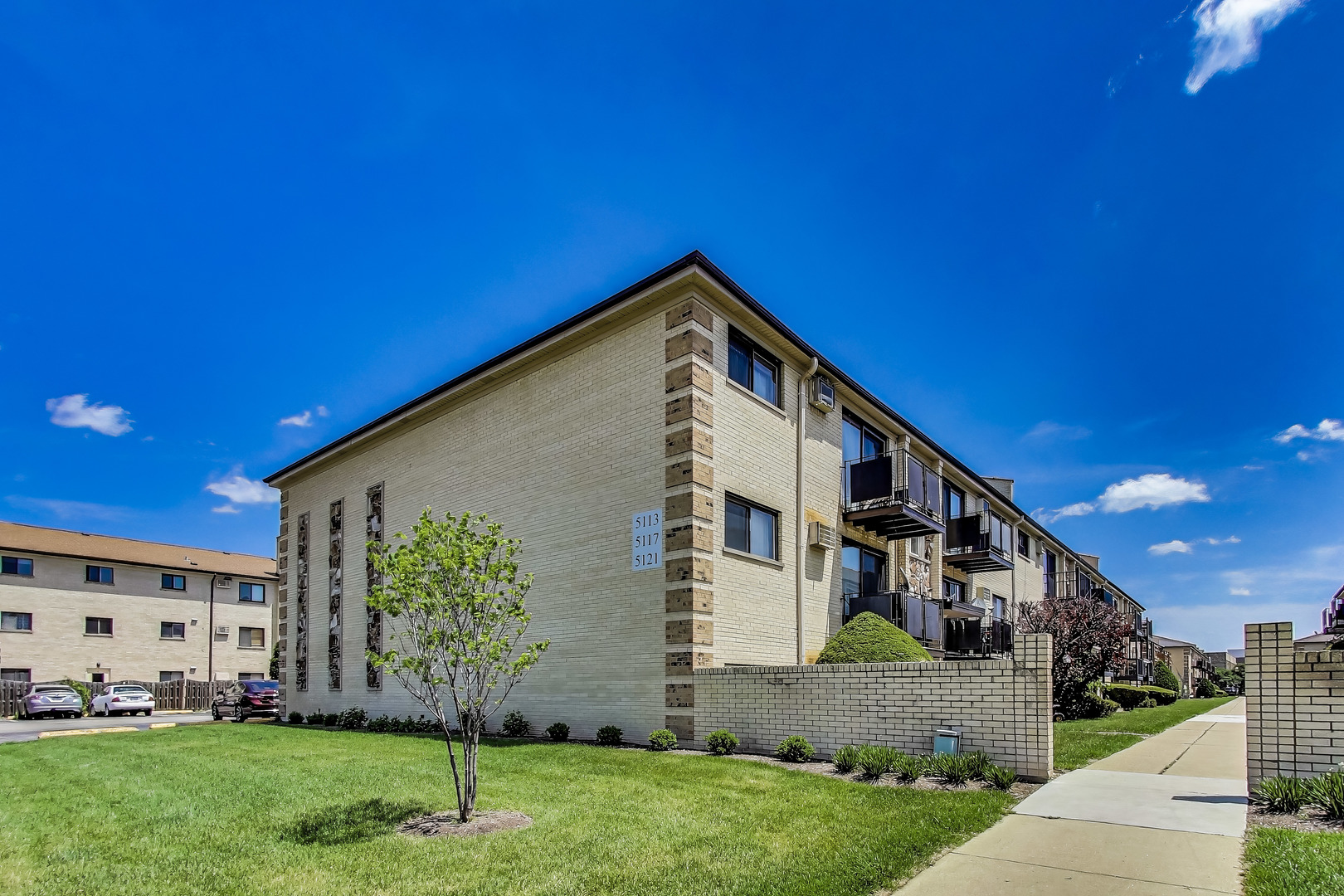 5113 N EAST RIVER Road 1M