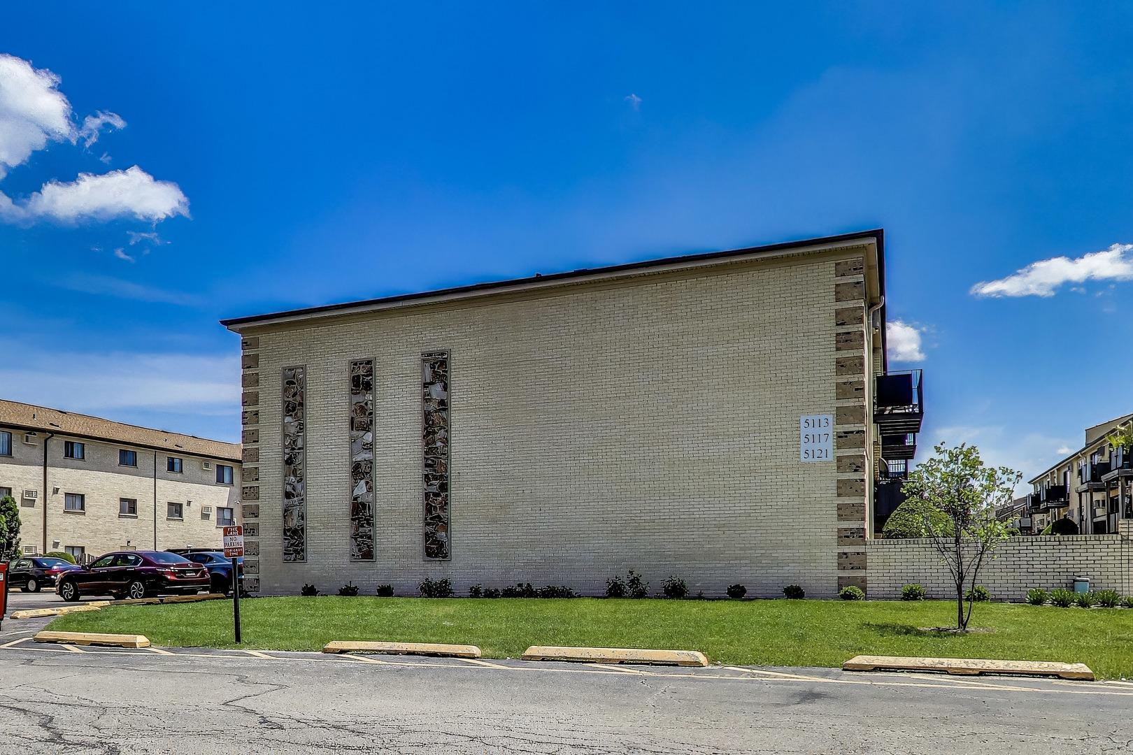 5113 N EAST RIVER Road 1M