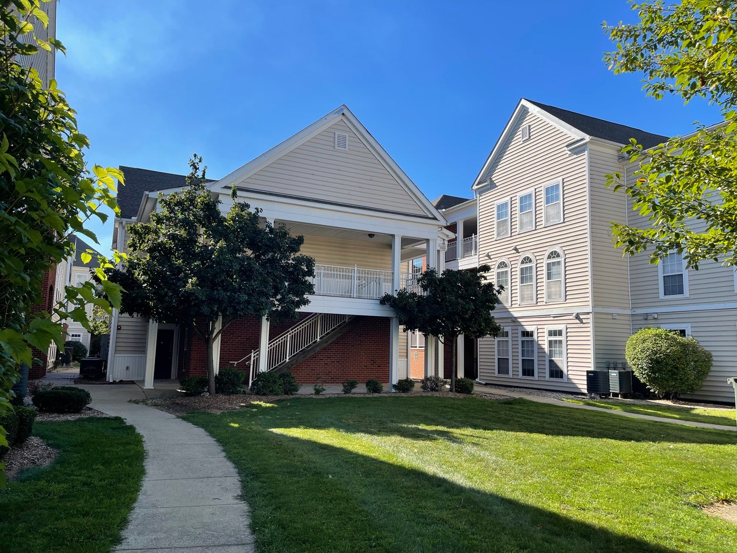1903 N Lincoln Avenue 206