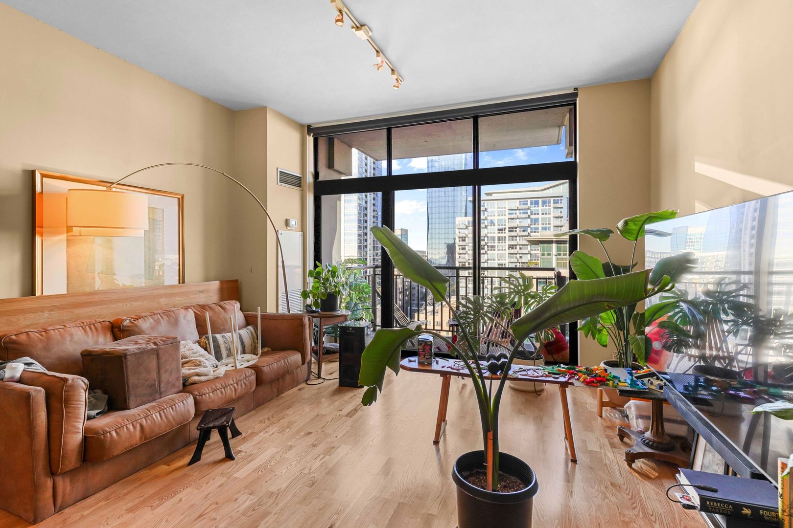 1322 S Prairie Avenue 1611