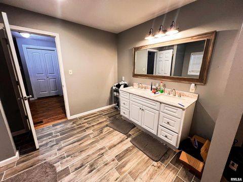 Tiny photo for 829 E JEFFERSON Street, Ashley, IL 62808 (MLS # EB460698)