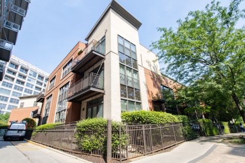 Photo of 906 N LARRABEE Street #A, Chicago, IL 60610 (MLS # 12415308)