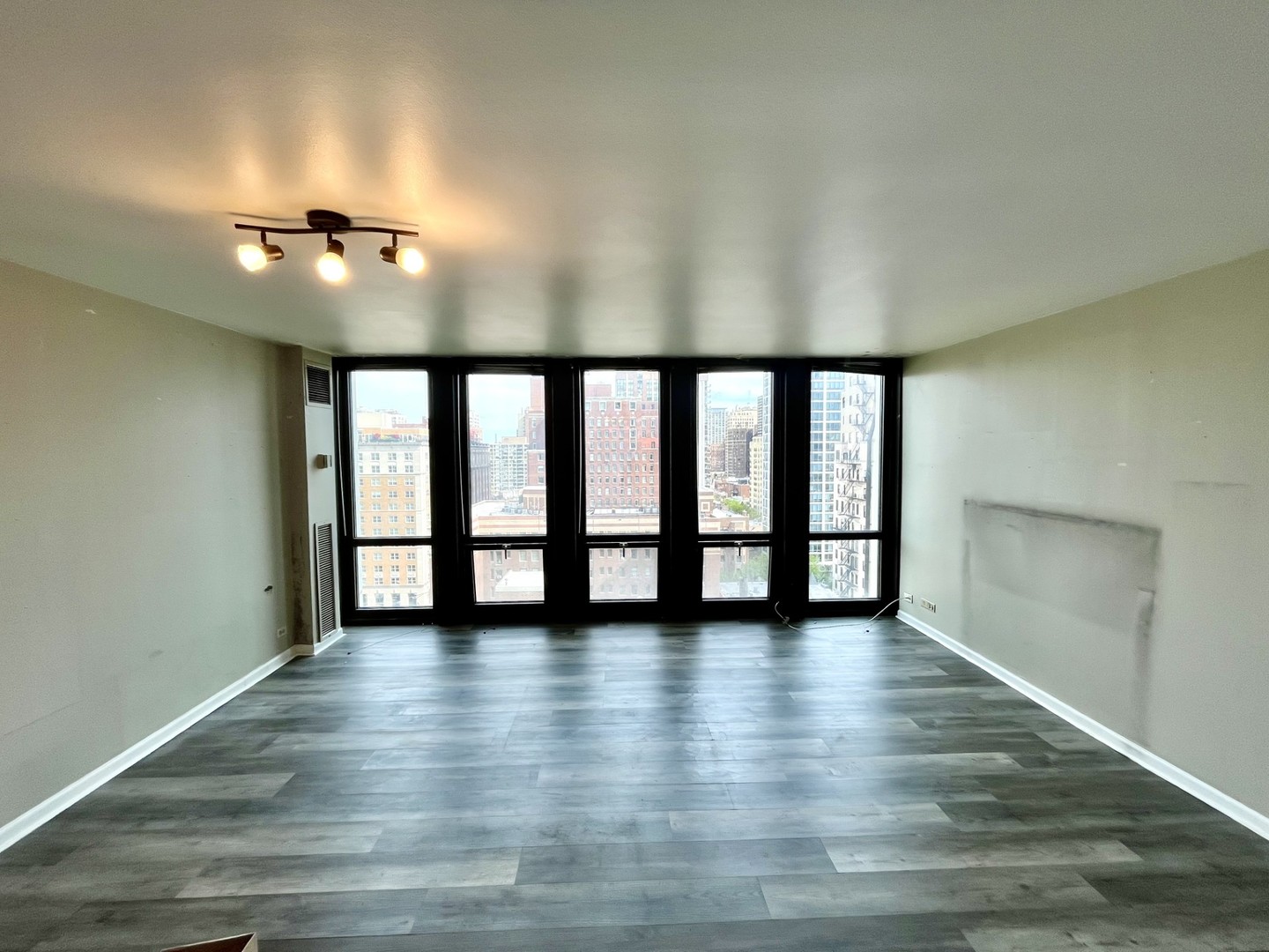 1 E Scott Street 1602