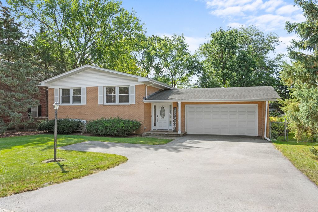 Photo for 573 Maple Avenue, Lisle, IL 60532 (MLS # 12467142)