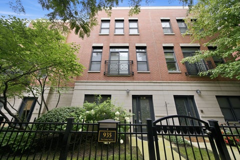 Tiny photo for 935 W College Parkway, Chicago, IL 60608 (MLS # 12739998)