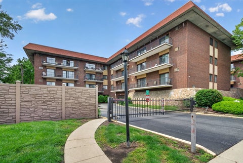 Tiny photo for 9540 Mayfield Avenue #S307, Oak Lawn, IL 60453 (MLS # 12765604)