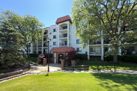 Tiny photo for 350 plum creek Drive #403, Wheeling, IL 60090 (MLS # 12684948)