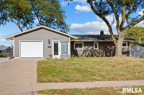 Photo of 1358 W Garfield Street, Davenport, IA 52806 (MLS # QC4268628)