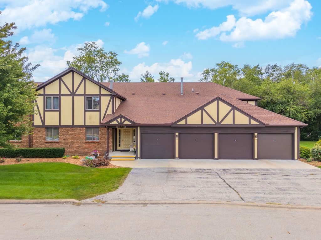 Photo for 105 Carol Court #C-1, Pontiac, IL 61764 (MLS # 12450466)
