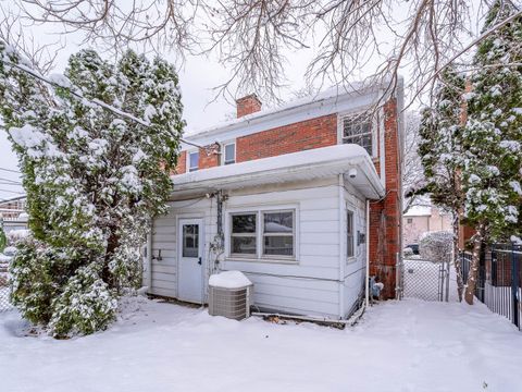 Tiny photo for 6704 Trumbull Avenue, Lincolnwood, IL 60712 (MLS # 12528513)