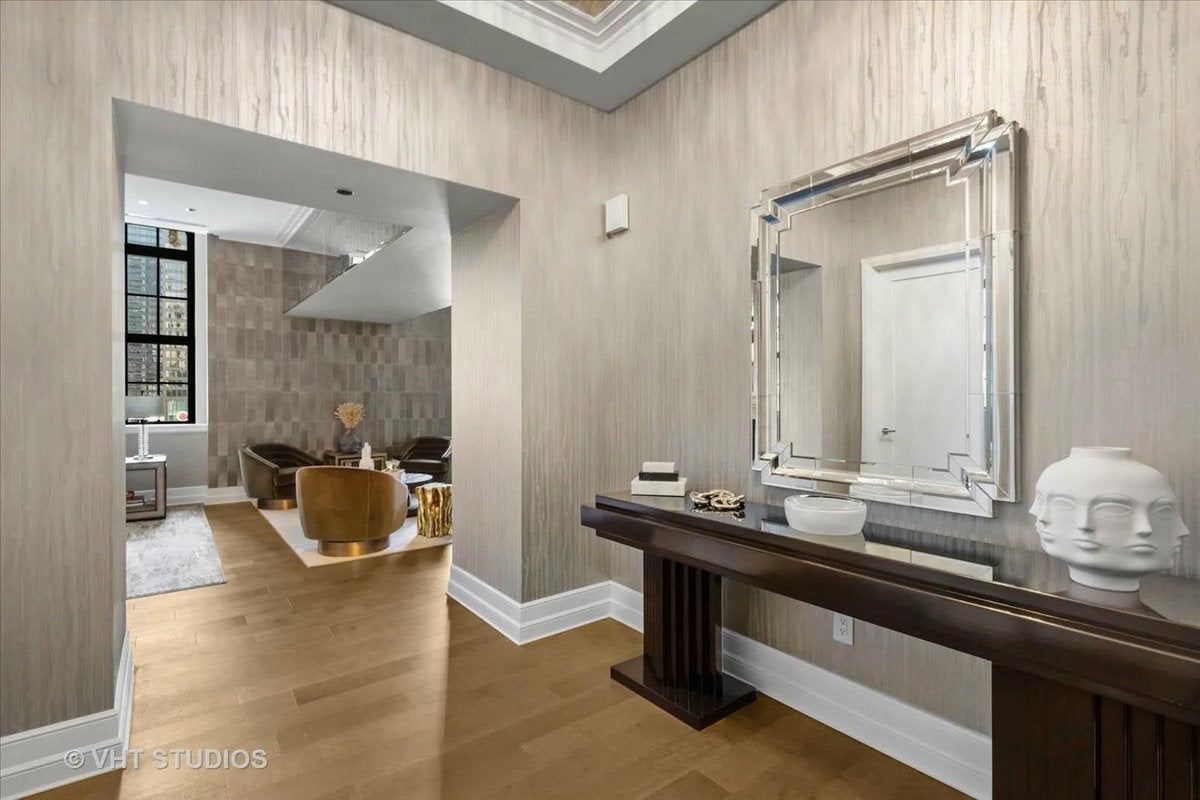 435 N Michigan Avenue 401