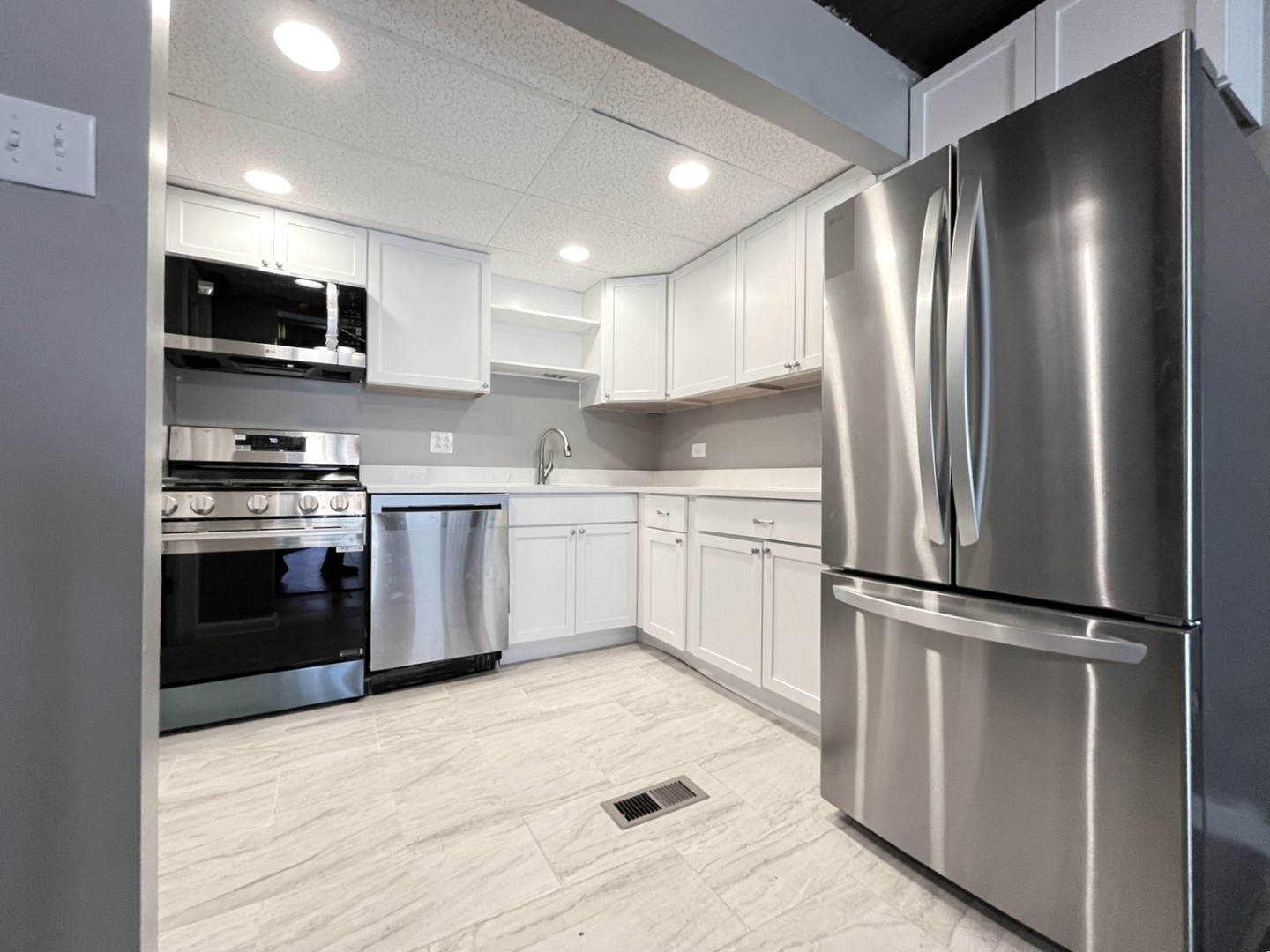 81 MAUDE Avenue A