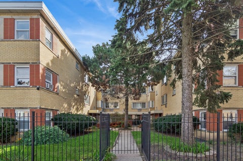 Photo of 7315 N Oakley Avenue #2A, Chicago, IL 60645 (MLS # 12782123)