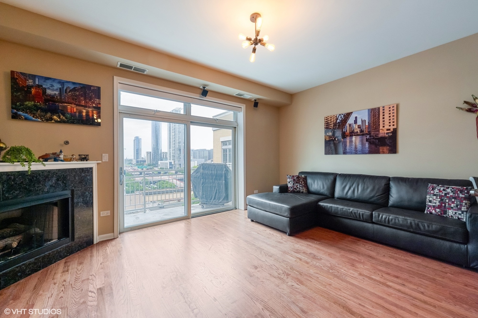 657 W FULTON Street 704