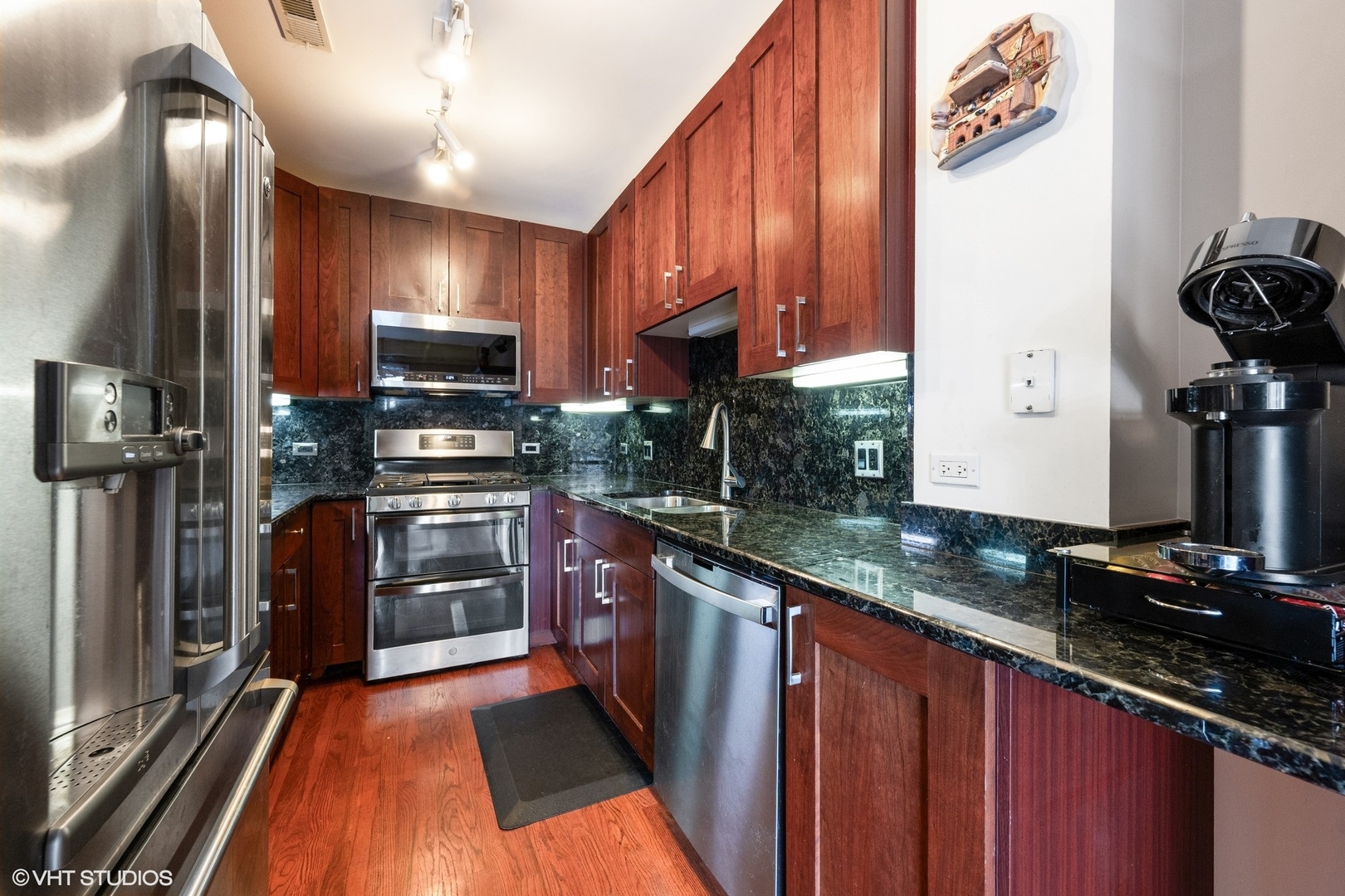 657 W FULTON Street 704