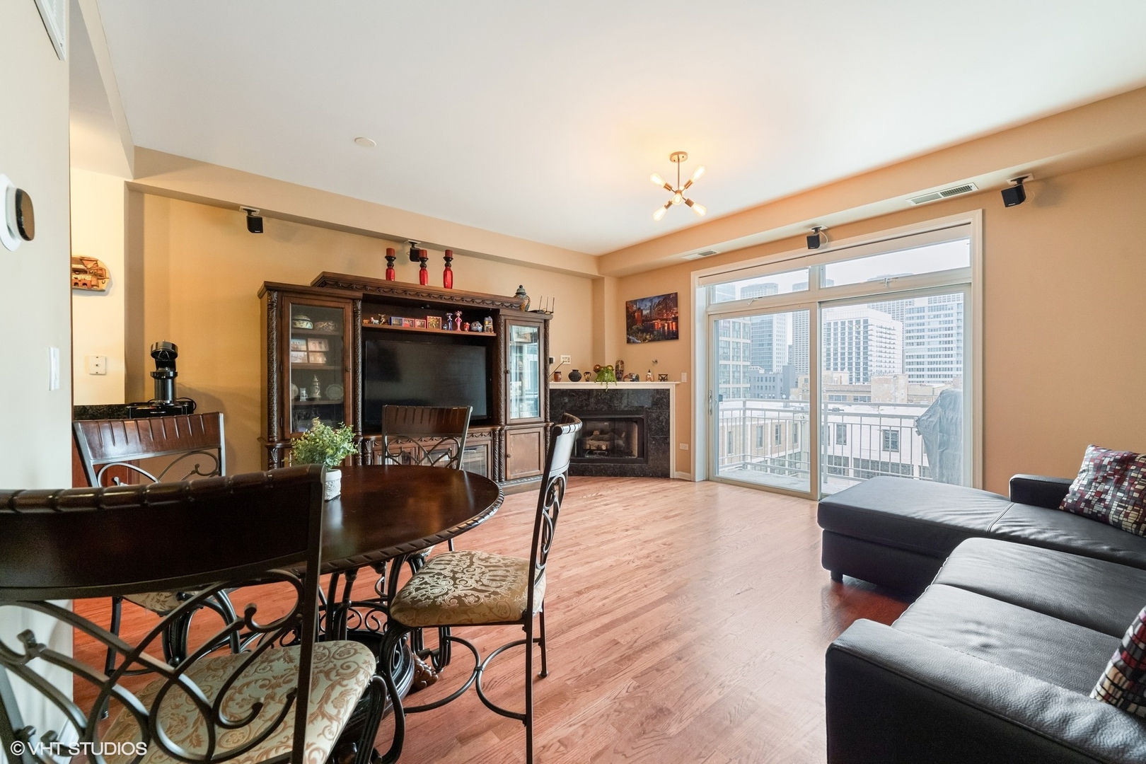 657 W FULTON Street 704