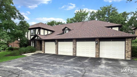 Photo of 12 Algonquin Trail #4, Indian Head Park, IL 60525 (MLS # 12709245)