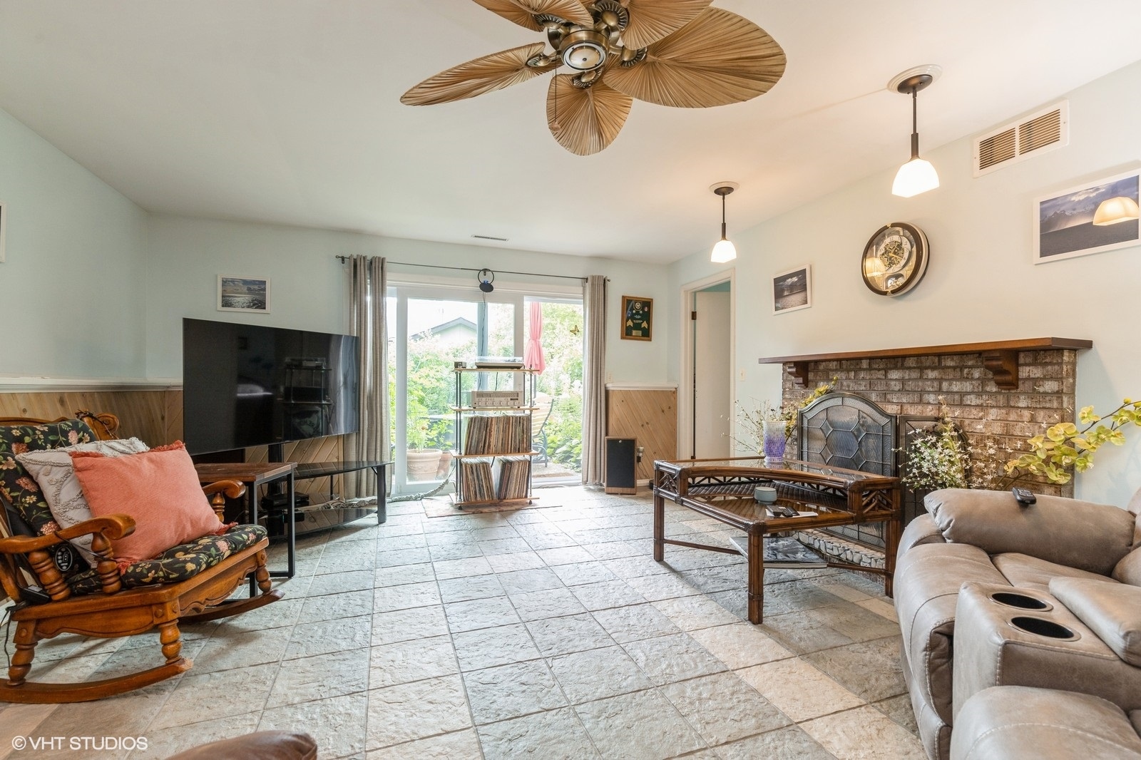 Crystal Lake, Illinois 60014, United States, 4 Bedrooms Bedrooms, ,2 BathroomsBathrooms,Residential,Contingent,185155