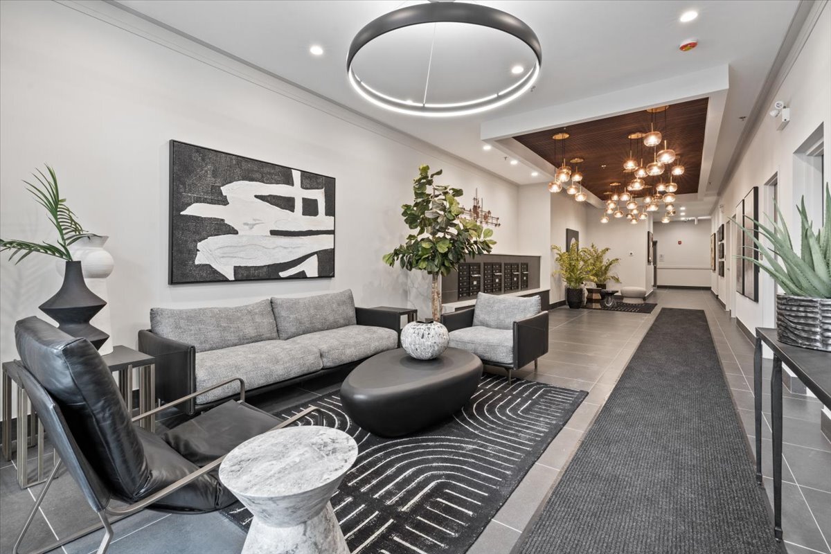 3951 N Wayne Avenue 103