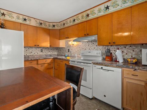 Tiny photo for 520 S 6th Street, Herrin, IL 62948 (MLS # 100000076)