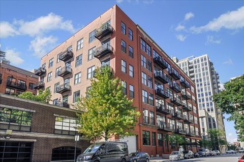 Photo of 525 W Superior Street #224, Chicago, IL 60654 (MLS # 12466838)