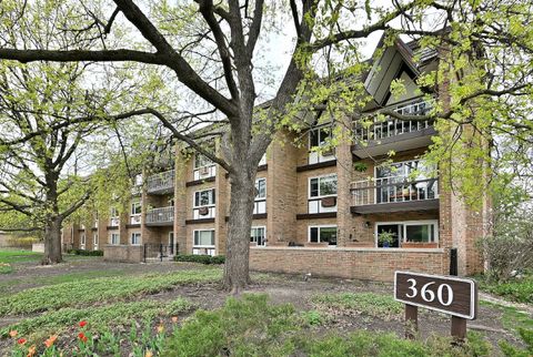 Tiny photo for 360 Claymoor Avenue #2E, Hinsdale, IL 60521 (MLS # 12642905)