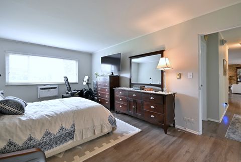 Tiny photo for 360 Claymoor Avenue #2E, Hinsdale, IL 60521 (MLS # 12642905)