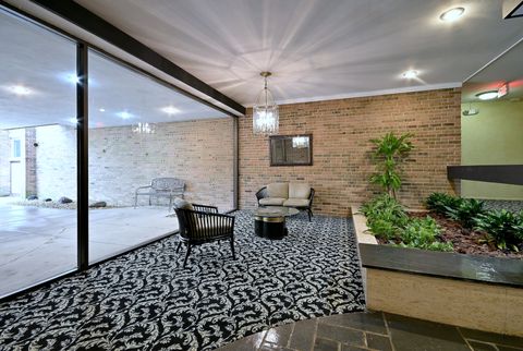 Tiny photo for 360 Claymoor Avenue #2E, Hinsdale, IL 60521 (MLS # 12642905)