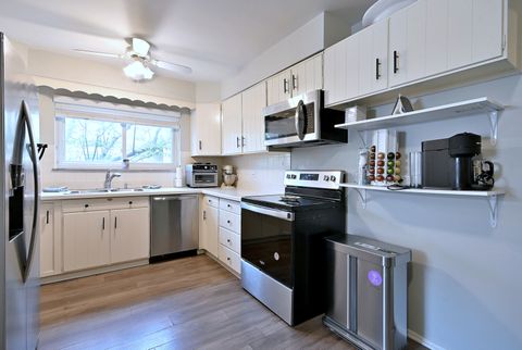 Tiny photo for 360 Claymoor Avenue #2E, Hinsdale, IL 60521 (MLS # 12642905)
