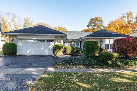 Photo of 1622 E Greenwood Drive, Mount Prospect, IL 60056 (MLS # 12527366)