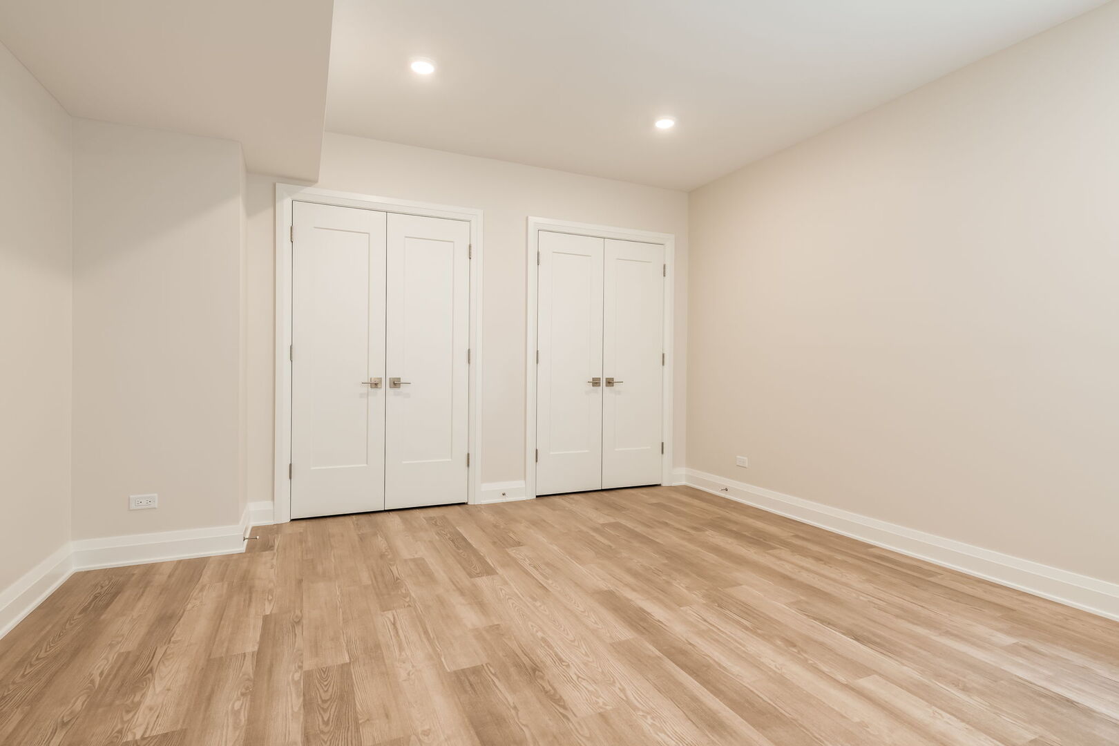 Elmhurst, Illinois 60126, United States, 5 Bedrooms Bedrooms, ,5 BathroomsBathrooms,Residential,Active,211765