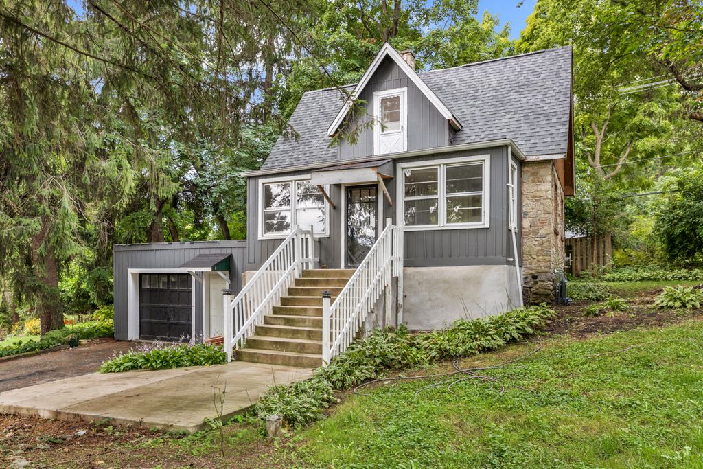 Photo for 148 Wildwood Road, Algonquin, IL 60102 (MLS # 12463254)