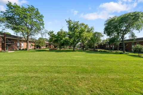 Tiny photo for 4133 Saratoga Avenue #B-220, Downers Grove, IL 60515 (MLS # 12453914)