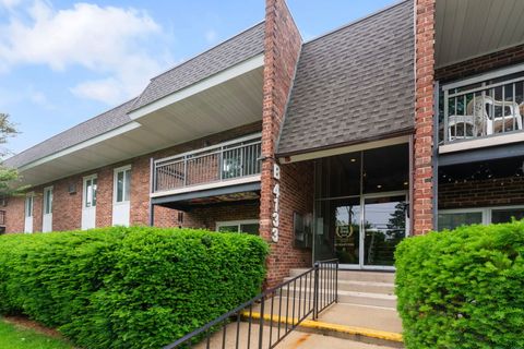 Photo of 4133 Saratoga Avenue #B-220, Downers Grove, IL 60515 (MLS # 12453914)