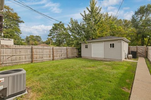Tiny photo for 8225 S MANISTEE Avenue, Chicago, IL 60617 (MLS # 12489383)