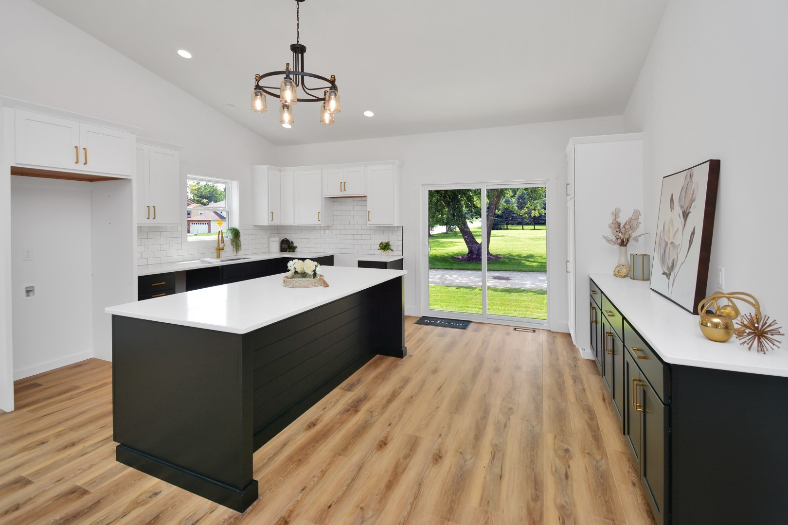 Bloomington, Illinois 61704, United States, 2 Bedrooms Bedrooms, ,3 BathroomsBathrooms,Residential,Active,187485