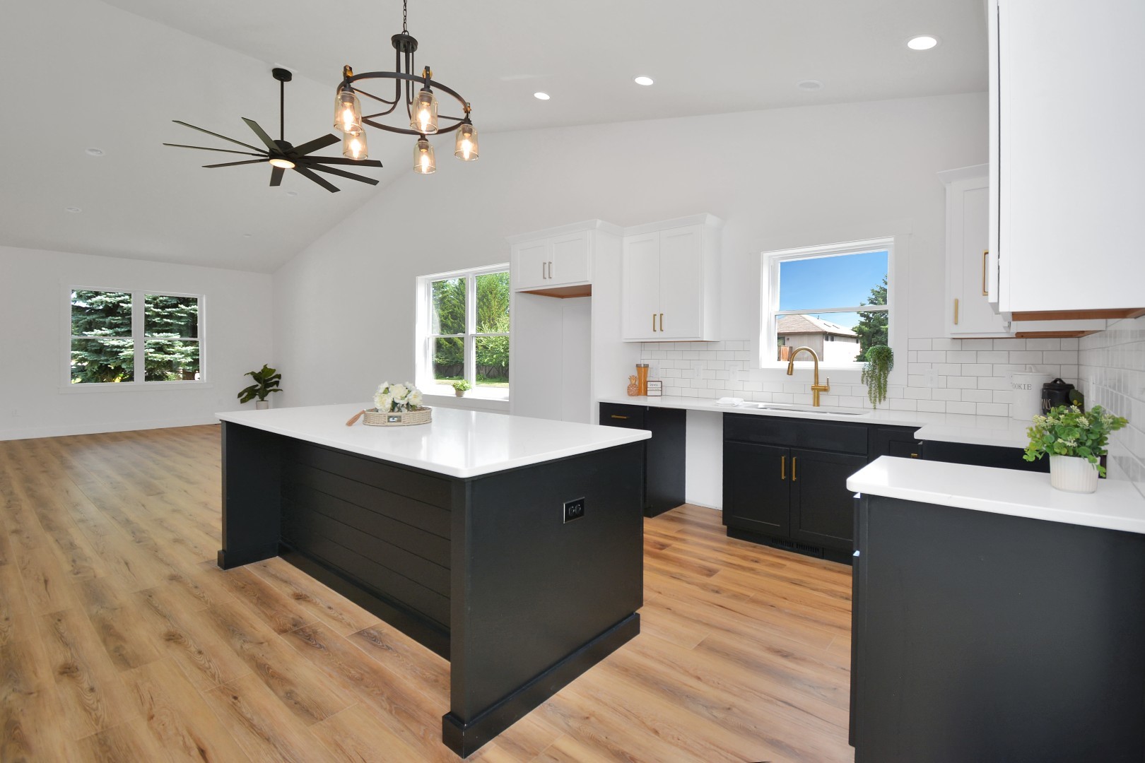 Bloomington, Illinois 61704, United States, 2 Bedrooms Bedrooms, ,3 BathroomsBathrooms,Residential,Active,187485