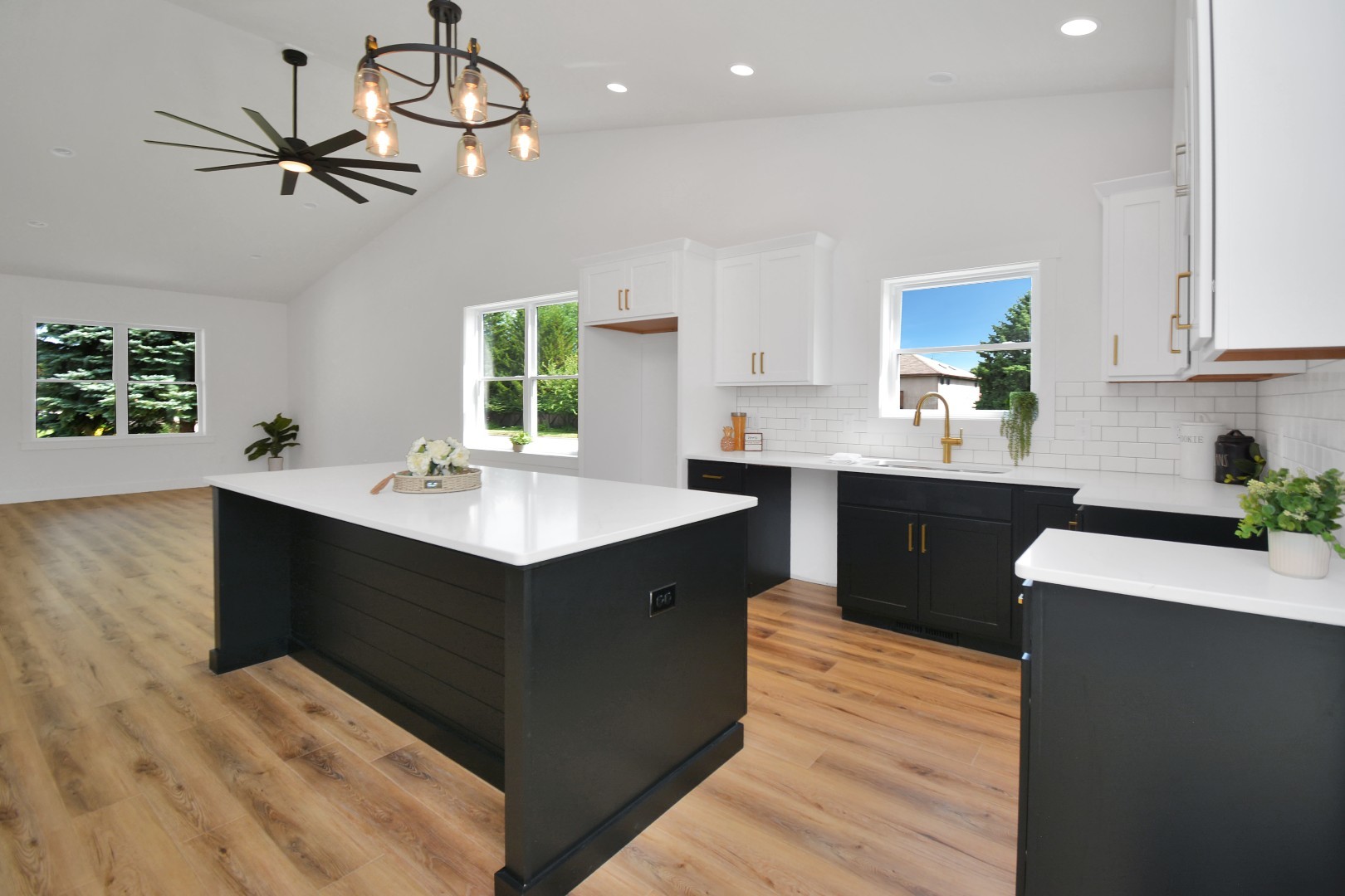 Bloomington, Illinois 61704, United States, 2 Bedrooms Bedrooms, ,3 BathroomsBathrooms,Residential,Active,187485