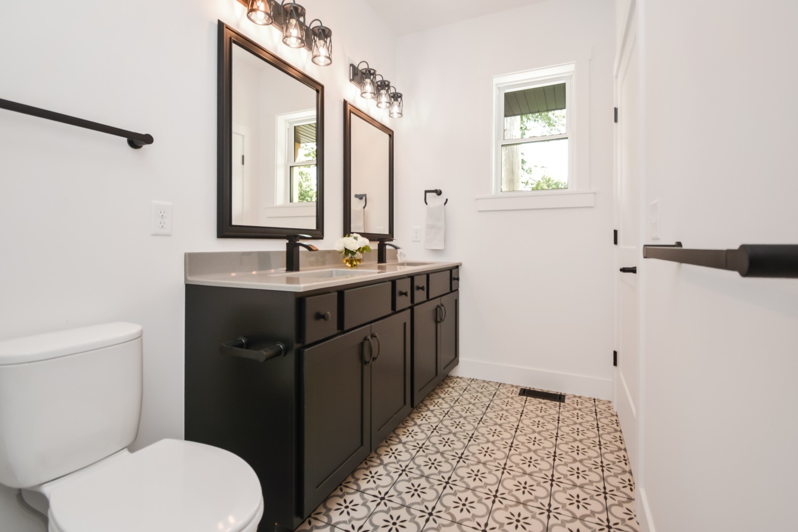 Bloomington, Illinois 61704, United States, 2 Bedrooms Bedrooms, ,3 BathroomsBathrooms,Residential,Active,187485