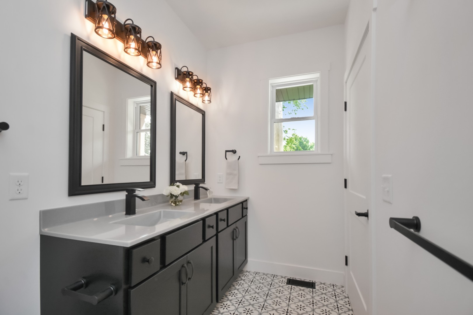 Bloomington, Illinois 61704, United States, 2 Bedrooms Bedrooms, ,3 BathroomsBathrooms,Residential,Active,187485