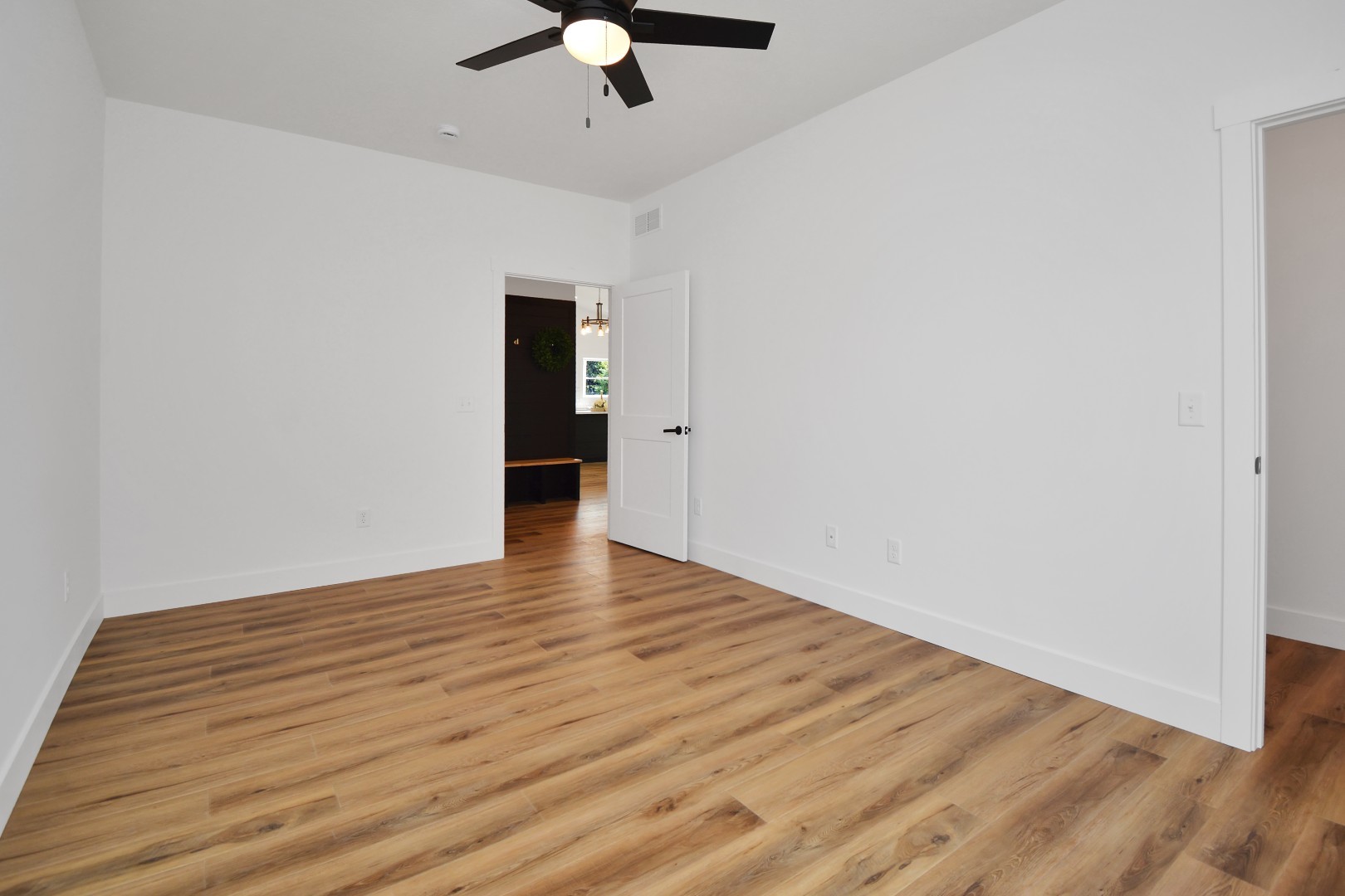 Bloomington, Illinois 61704, United States, 2 Bedrooms Bedrooms, ,3 BathroomsBathrooms,Residential,Active,187485