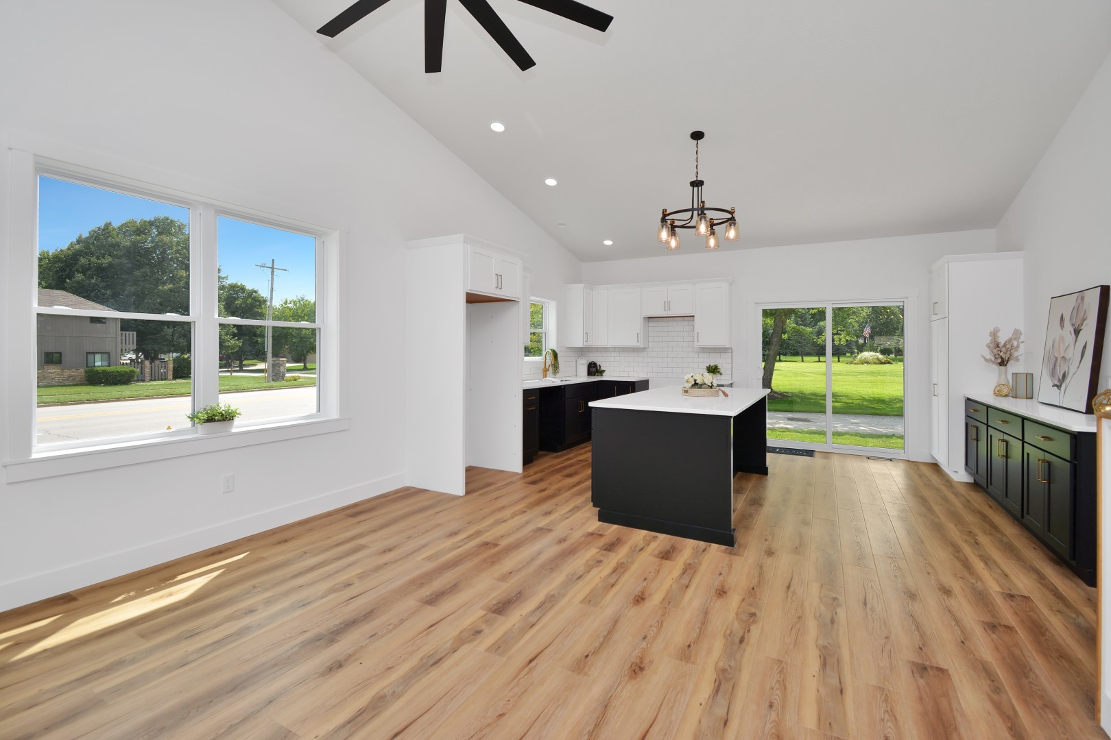 Bloomington, Illinois 61704, United States, 2 Bedrooms Bedrooms, ,3 BathroomsBathrooms,Residential,Active,187485