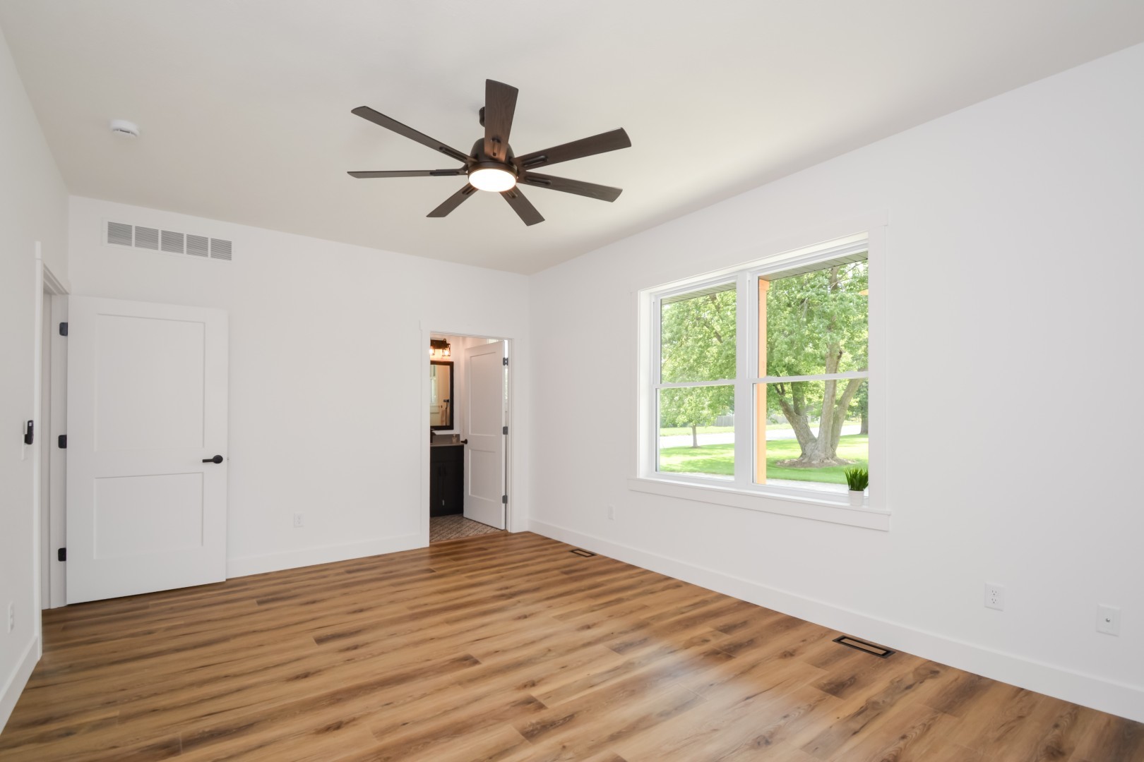 Bloomington, Illinois 61704, United States, 2 Bedrooms Bedrooms, ,3 BathroomsBathrooms,Residential,Active,187485